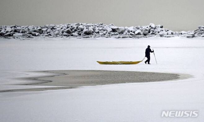 [헬싱키=AP/뉴시스] 2일(현지시간) 핀란드 헬싱키에서 한 남성이 얼어 붙은 바다 위를 걷고 있다. 2024.01.03.