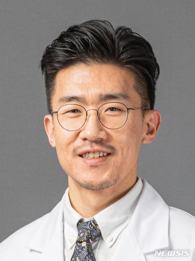 [서울=뉴시스]가천대 길병원은 경인 지역 최초로 만성 신부전증 말기 환자를 대상으로 기존 투석 카테터에 인조혈관을 결합한 ‘Super HeRO’ 시술을 성공했다고 3일 밝혔다. 사진은 가천대 길병원 혈관외과 고대식 교수. (사진= 가천대길병원 제공) 2024.01.03. photo@newsis.com.