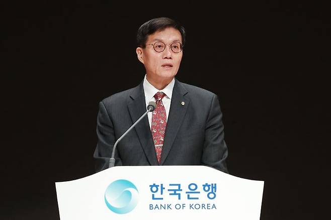 [서울=뉴시스] 이창용 한국은행 총재가 2일 서울 중구 한국은행에서 열린 2024년 시무식에 참석해 신년사를 하고 있다. (사진=한국은행 제공) 2024.01.02. photo@newsis.com *재판매 및 DB 금지