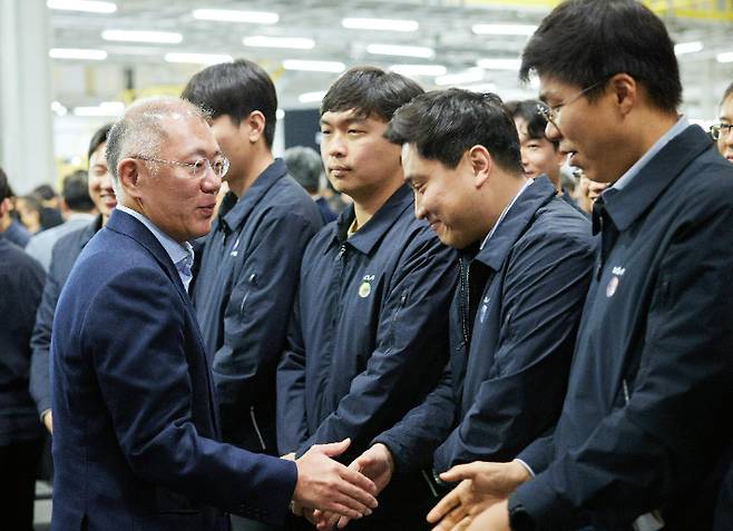 정의선 현대차그룹 회장이 직원들과 새해 인사를 나누고 있다. 현대차그룹 제공