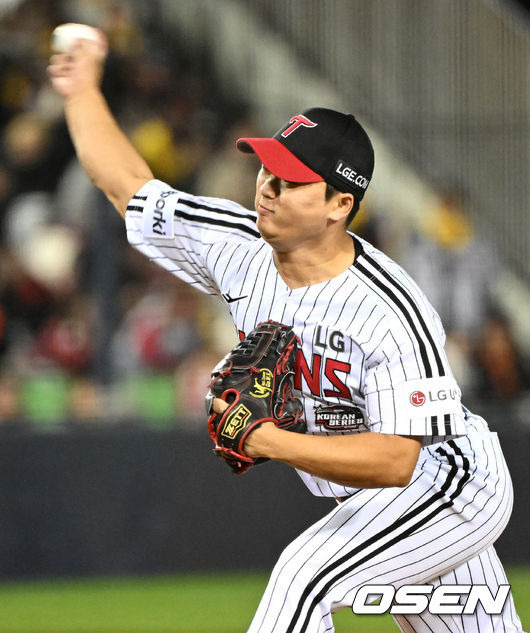 [OSEN=잠실, 이대선 기자] 7일 오후 서울 잠실야구장에서 2023 KBO 프로야구 포스트시즌 한국시리즈 1차전 LG 트윈스와 KT 위즈의 경기가 열렸다.9회초 무사에서 LG 고우석이 역투하고 있다. 2023.11.07 /sunday@osen.co.kr