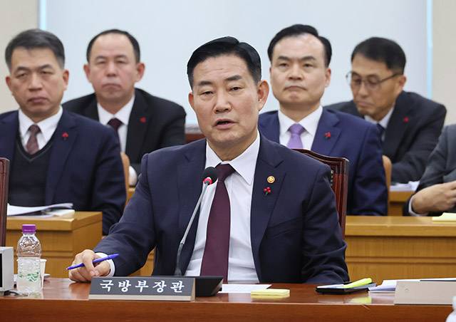 ▲ 신원식 국방부 장관이 지난해 12월 21일 국회에서 열린 국방위원회 전체회의에서 의원 질의에 답변하고 있다.ⓒ연합뉴스