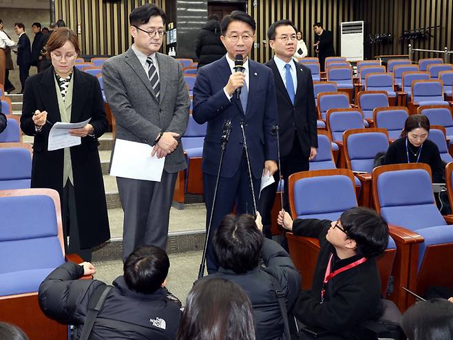 더불어민주당 홍익표 원내대표가 3일 오전 국회에서 비공개 비상의원총회를 마치고 나서 조정식 사무총장이 이재명 대표의 상태에대해 브리핑을 하고 있다. 서상배 선임기자