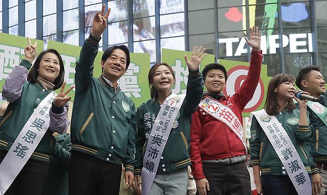 대만 총통선거에서 최근 지지율 1위를 달리고 있는 민주진보당 라이칭더 후보(왼쪽 두번째)가 3일(현지시간) 타이베이 도심에서 유세를 펼치고 있다. 타이베이=AP연합뉴스