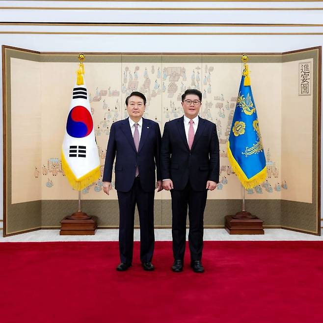 윤석열 대통령과 김찬영 전 대통령실 법률비서관실 행정관. 김찬영 예비후보 측 제공