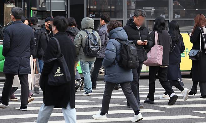 서울 여의도역 인근에서 직장인들이 출근하고 있다. 뉴시스