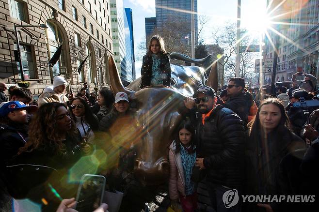 뉴욕증권거래소 인근 황소상에 모인 관광객들 [연합뉴스 자료사진]