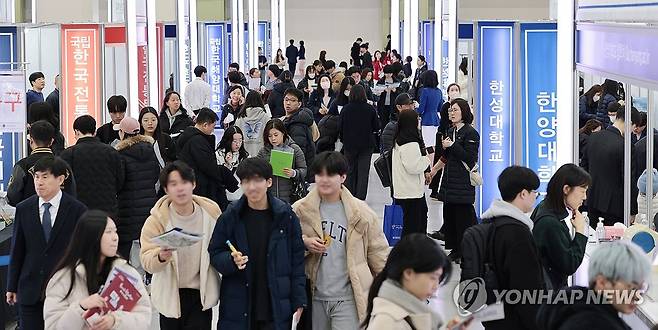 대학입학정보박람회 찾은 수험생들 지난달 14일 오전 서울 강남구 코엑스에서 열린 2024학년도 정시 대학입학정보박람회에서 학생과 학부모들이 부스를 둘러보고 있다. [연합뉴스 자료사진. 재판매 및 DB 금지]