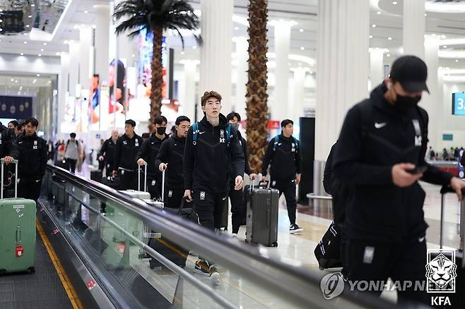 축구 대표팀, UAE 두바이 도착 (서울=연합뉴스) 64년 만의 아시아축구연맹(AFC) 아시안컵 정상을 노리는 축구 국가대표팀 선수들이 전지훈련을 위해 3일(한국시간) 아랍에미리트(UAE) 두바이 국제공항에 도착해 이동하고 있다. 2024.1.3 [대한축구협회 제공. 재판매 및 DB 금지] photo@yna.co.kr