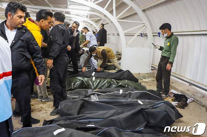 이란 폭탄 테러로 사망한 사람들의 시신. ⓒ AFP=뉴스1