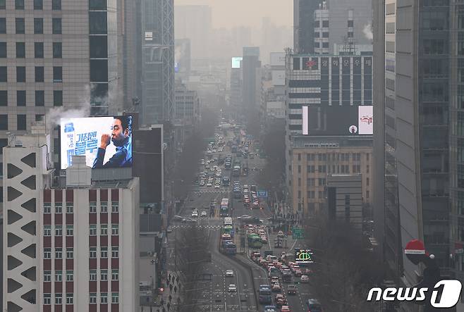 서울 초미세먼지 농도가 '나쁨' 수준을 보인 4일 오전 서울 시내가 흐리게 보이고 있다. 2024.1.4/뉴스1 ⓒ News1 김도우 기자