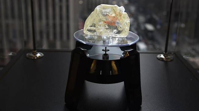 이 거대한 다이아몬드 원석엔 ‘평화의 다이아몬드’라는 이름이 붙었으며, 이후 650만달러(약 70억원)에 낙찰됐다