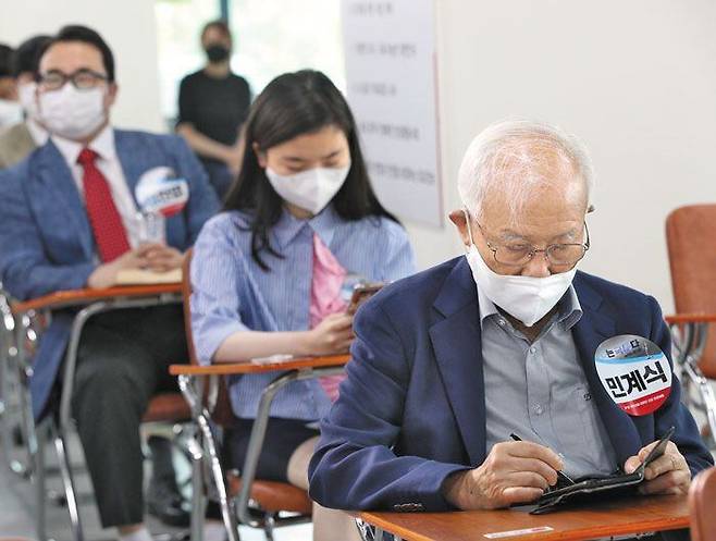 지난 24일 서울 여의도 국민의힘 당사에서 열린 대변인 선발 토론 배틀에서 순서를 기다리는 민계식씨. /이덕훈 기자