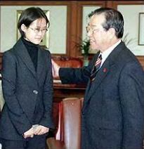 1998년 12월 김종필 당시 총리가 수능 만점자 오승은양을 집무실로 초청해 격려했다. /조선DB