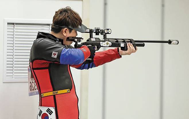 26일 러닝 타깃 혼합 경기에서 사격 중인 정유진. /뉴스1