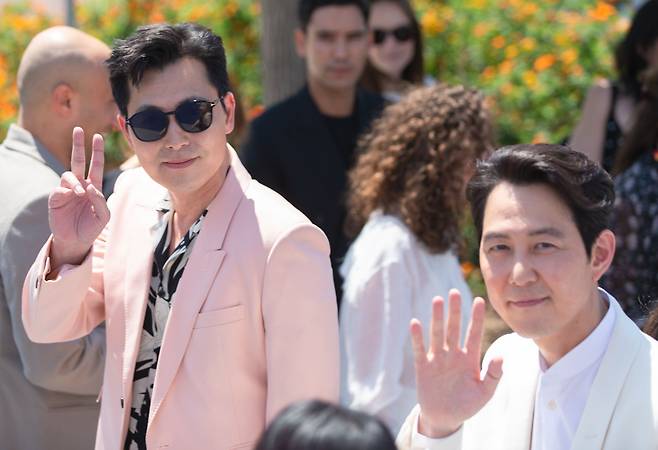 배우 정우성・이정재가 19일 오후(현지시각) 프랑스 남부 칸 ‘팔레 데 페스티발(Palais des Festivals)'에서 열린 제75회 칸 국제영화제에 미드나이트 스크리닝 부문에 초청된 영화 '헌트'로 포토콜 행사가 열려 티에리 프레모 집행위원장의 안내를 받고 있다./뉴스1