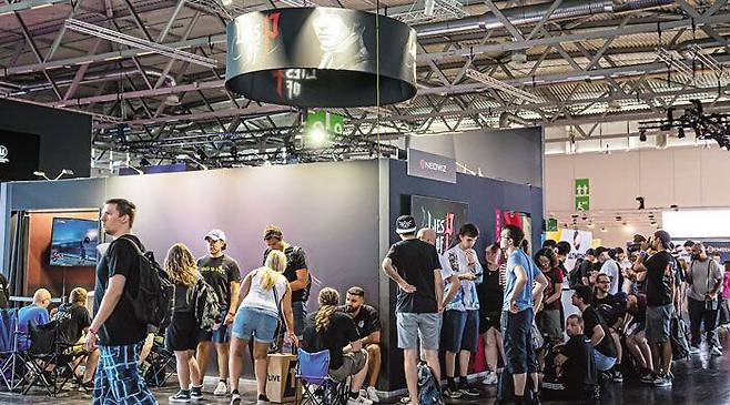 지난 25일(현지 시각) 독일 쾰른에서 열린 게임스컴 2022 전시장에 차려진 네오위즈 부스 앞에 관람객들이 입장을 기다리고 있다. 네오위즈의 액션 롤플레잉(역할수행) 게임 'P의 거짓'이 '가장 기대되는 플레이스테이션 게임' 상을 받자 게임을 시연해보려는 관람객이 몰려 2시간 넘게 기다려야 했다. /네오위즈