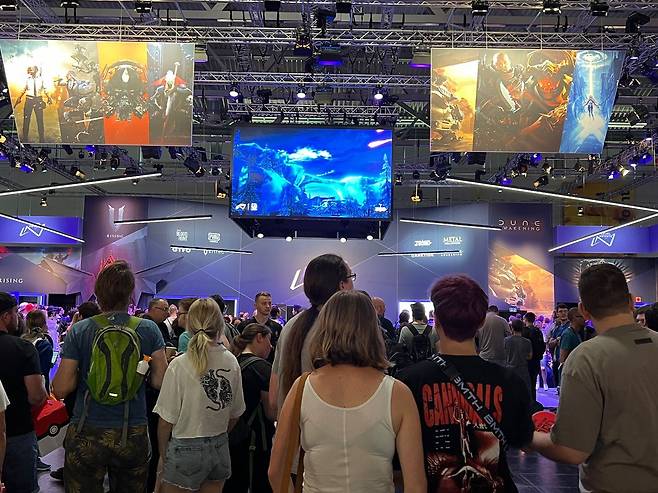 25일(현지시각) 독일 쾰른 게임스컴 전시장 내 설치된 중국 텐센트의 해외 퍼블리싱 브랜드 레벨 인피니트의 부스. 게임스컴 참가사가 차린 단일 부스 중 규모가 가장 컸다. /장형태 기자