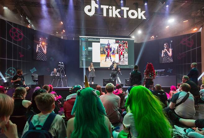 25일 독일 쾰른 게임스컴 전시장 내 틱톡이 설치한 부스에서 게임 크리에이터들이 틱톡을 통해 게임을 시연하고 있다. 틱톡은 700제곱미터의 대형 부스를 내고 자사와 손잡은 게임 6종을 시연할 수 있도록 했다. /게임스컴
