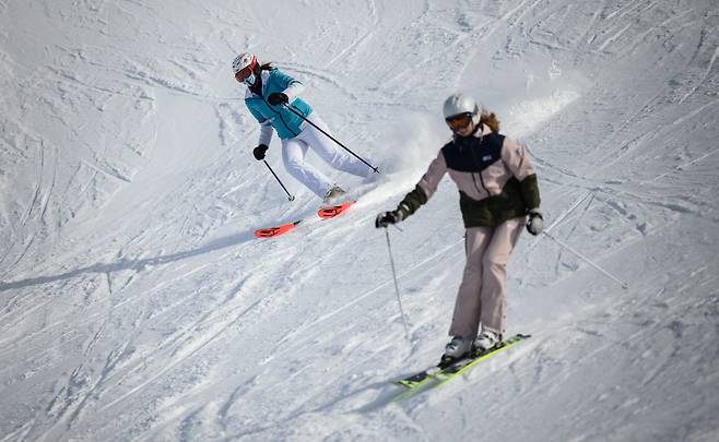 스위스 페르비어 지방의 한 스키장에서 스키를 즐기는 모습/AFP 연합뉴스