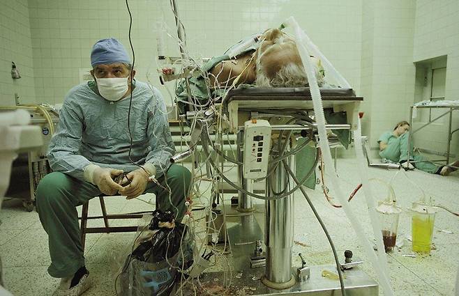 표트르가 '인생의 사진'이라고 한 폴란드 심장외과 전문의 지브그뉴 렐리가가 환자 곁을 지키는 모습. 1987년 내셔널지오그래픽이 선정한 ‘올해 최고의 사진’이었다. 렐리가는 폴란드 최초의 심장 이식 수술에 성공했다./내셔널지오그래픽