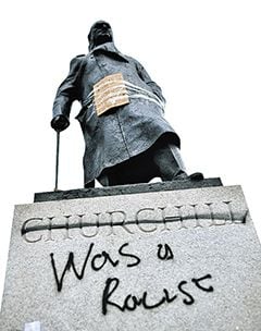 지난해 미국에서 백인 경찰에 의해 숨진 흑인 조지 플로이드를 추모하는 영국의 시위대가 17세기 사업가 에드워드 콜스턴의 동상을 강물 속에 던져버리고, 윈스턴 처칠 전 총리의 동상을 훼손하는 일이 있었다.