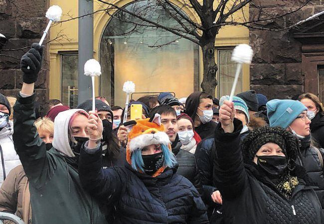 지난달 31일(현지 시각) 러시아 야권 지도자 알렉세이 나발니를 석방하라는 시위에서 일부 참가자가 변기 청소용 솔을 들고 있다. /트위터