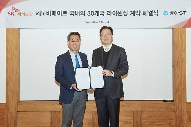 SK바이오팜이 동아에스티에 국내외 30개 국가에서 뇌전증 신약 '세노바메이트'를 상업화할 수 있는 권리를 이전하는 계약을 체결했다고 4일 밝혔다. 사진은 계약 체결 후 기념 촬영하는 이동훈 SK바이오팜 사장(왼쪽)과 김민영 동아에스티 사장./SK바이오팜 제공