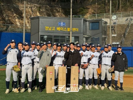 노시환은 지난 연말 모교인 수영초등학교, 경남중학교, 경남고등학교에 총 2000만원 상당의 야구용품을 전달했다. 사진은 경남고등학교 기부 모습. 한화이글스 제공