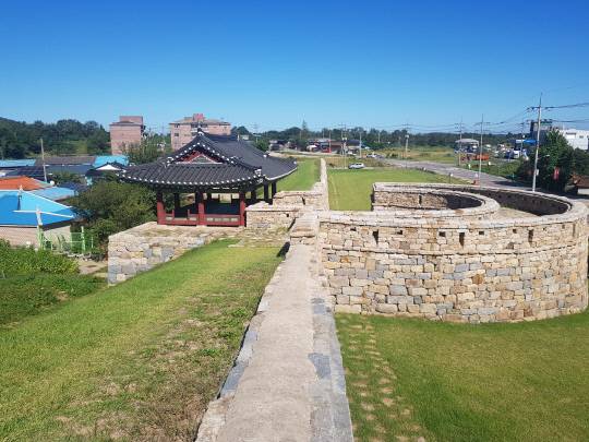 면천 읍성은 성벽 및 객사 복원과 함께 최근에는 뉴트로 감성 여행지로 주목을 받고 있다. 사진=당진시 제공