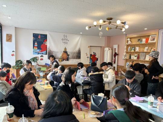 영동정수중학교는 4일 전교생이 진로 꿈 축제로 지역독립책방 '카페에서(書)' 방문했다. 지역독립책방 탐방프로그램은 '호박목욕탕' 그림책 낭독을 시작으로 지역책방운영하는 한연숙 책방지기 님의 강연, 북 아트(비전 북) 만들기, 핸드팬 제작자이자 연주자인 이헌국 님의 미니콘서트 감상과 차를 마시며 나만의 책을 고르는 시간가지며 책방문화를 즐기는 시간을 보냈다. 사진=영동교육지원청 제공