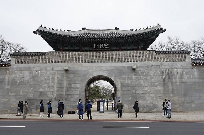 4일 서울 종로구 경복궁 영추문이 담장 낙서 제거 작업을 마치고 일반에 공개되고 있다.(ⓒ뉴스1, 무단 전재-재배포 금지)