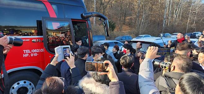 한동훈 국민의힘 비상대책위원장이 4일 오전 광주 국립5·18민주묘지를 참배하기 위해 버스에서 내리고 있다.김용희 기자 kimyh@hani.co.kr