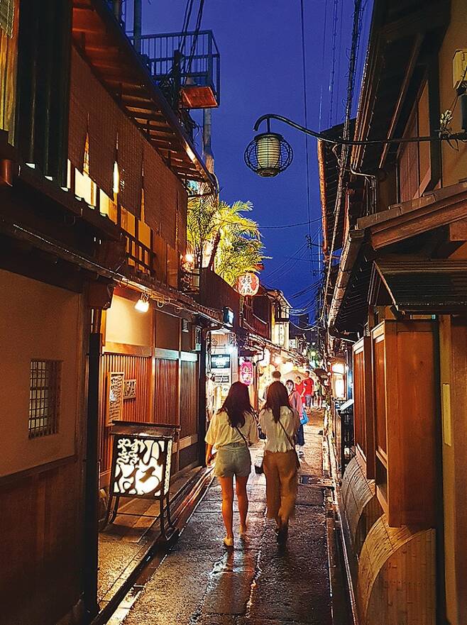 폰토초의 밤 풍경. 좁은 골목에 술집과 음식점들이 빼곡히 코를 맞대고 있다. 종종 게이샤도 볼 수 있다.