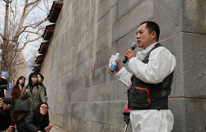 4일 오전 서울 종로구 경복궁 영추문에서 이태종 국립문화재연구원 학예연구사가 레이저 장비를 활용해 낙서 제거 작업을 시연하고 있다. 신소영 기자 viator@hani.co.kr