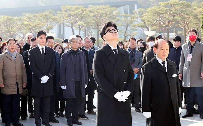 한동훈 국민의힘 비상대책위원장이 4일 오전 광주 북구 국립5·18민주묘지를 찾아 참배하며 잠시 머리를 들어 5·18민중항쟁추모탑을 바라보고 있다. 김봉규 선임기자