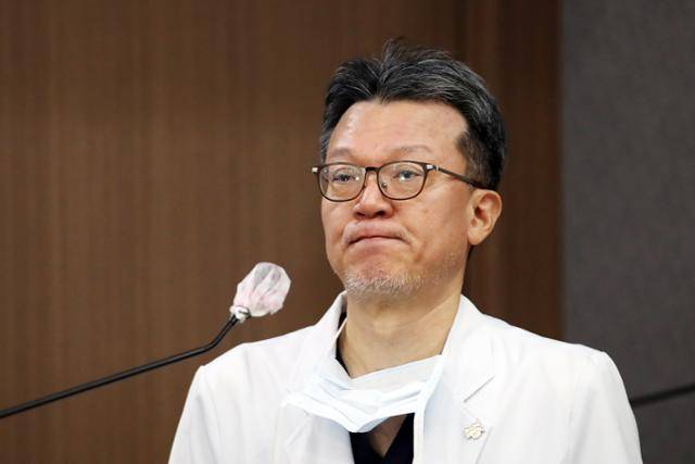 이재명 더불어민주당 대표 수술 집도의인 민승기 서울대병원 이식혈관외과 교수가 4일 오전 서울 종로구 서울대병원 의학연구혁신센터에서 이 대표 수술 경과 및 회복 과정을 브리핑하고 있다. 뉴스1
