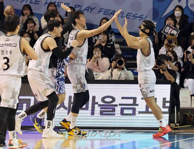 2023~2024 정관장 프로농구 서울 삼성과 수원 KT의 경기가 4일 오후 잠실실내체육관에서 열렸다. KT 허훈이 3연속 3점슛을 성공하고 동료들과 기뻐하고있다. 잠실실내체=정시종 기자 capa@edaily.co.kr /2024.01.04.