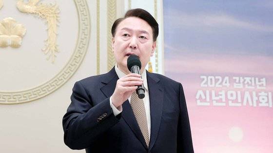 윤석열 대통령이 3일 청와대 영빈관에서 열린 '2024년 신년인사회'에 참석해 인사말을 하고 있다. 윤 대통령은 이날 이재명 더불어민주당 대표를 테러 피해자로 지칭하며 쾌유를 기원했다. 사진 대통령실