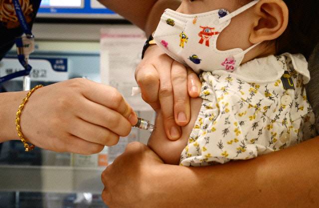 &nbsp;한 어린이가 독감 예방접종을 받고 있다. [강원도민일보 자료사진]