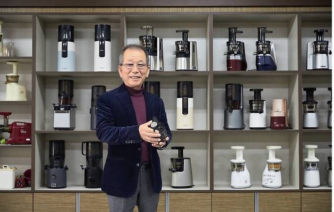 김영기 휴롬 회장이 경남 김해 휴롬 본사 4층에 위치한 회의실에서 착즙 핵심 부품인 멀티 스크루를 들고 설명을 하고 있다. 멀티 스크루를 직접 개발한 김 회장은 '2023년 대한민국 특허기술상'에서 대상인 '세종대왕상'을 수상했다. / 사진=강경주 기자