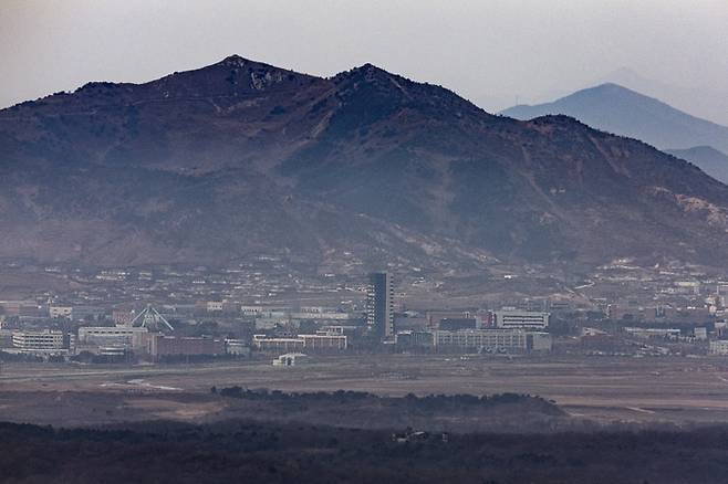 지난달 18일 경기도 파주시 접경지역에서 바라본 서부전선 비무장지대(DMZ)와 2020년 6월 북측의 연락사무소 폭파로 가동이 중단된 개성공단 일대가 고요하다. 통일부에 따르면 북한이 무단 가동하는 개성공단 내 기업 기설이 30여개 달하며, 지난달 말부터 폭파 후 방치했던 연락사무소 잔해 철거 작업을 진행하는 것으로 알려졌다. 연합뉴스