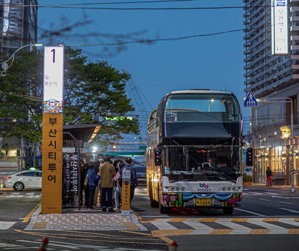 부산역에서 출발하는 야경투어버스의 모습. 한국관광공사 제공
