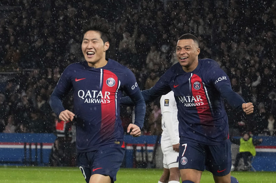 PSG's Lee Kang-in, left, celebrates with teammate Kylian Mbappe after scoring during the French Trophee des Champions final against Toulouse at the Parc des Princes in Paris on Wednesday.  [AP/YONHAP]