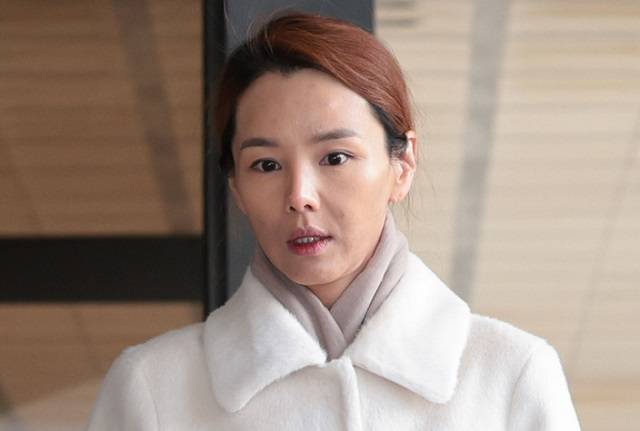 이정섭 검사의 처남인 남편의 마약 혐의를 고발한 강미정 아나운서가 7일 오전 서초구 서울중앙지검에서 참고인 조사를 위해 출석하고 있다. 연합뉴스