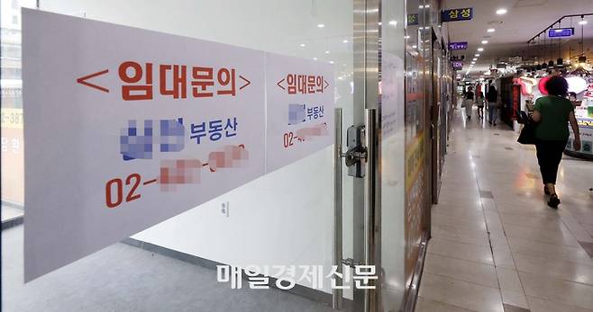 부동산 거래량이 늘지 않으며 공인중개사 휴·폐업이 잇따르는 가운데 서울 시내 한 부동산 중개업소에 임대 문의를 알리는 안내판이 붙어 있다. [김호영 기자]