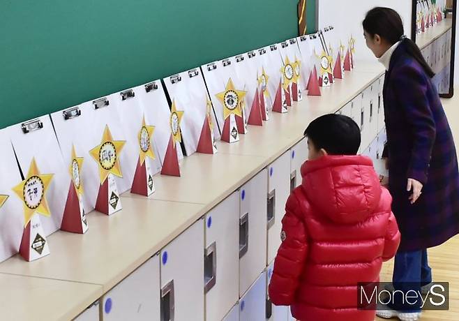 ▲ 꿈의 터전인 학교 교실을 들러보다