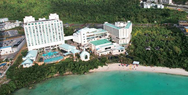 롯데호텔 괌의 전경. 괌에서 유일하게 한국 호텔이 위탁 운영하는, 한국 자본 소유의 호텔이다. 한국식 서비스가 괌 호텔 서비스의 표준이 되고 있다.