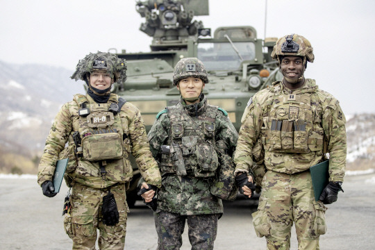 한국군 대대장이 미 육·공군 자산을 통합 운용하는 새해 첫 한미 연합·합동훈련에서 수도기계화보병사단 조승재(중령) 대대장·가운데)이 경기 포천 승진훈련장에서 훈련에 참가한 미군 장병들과 함께 기념사진을 촬영하고 있다. 육군 제공