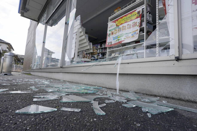 지난 2일 지진이 강타한 일본 이시카와현 나나오시의 편의점 창문이 깨져 있다. 이시카와현 당국에 따르면 전날 발생한 규모 7.6의 강진으로 와지마시에서 8명, 나나오시에서 3명 등 최소 13명이 사망했다. [연합]